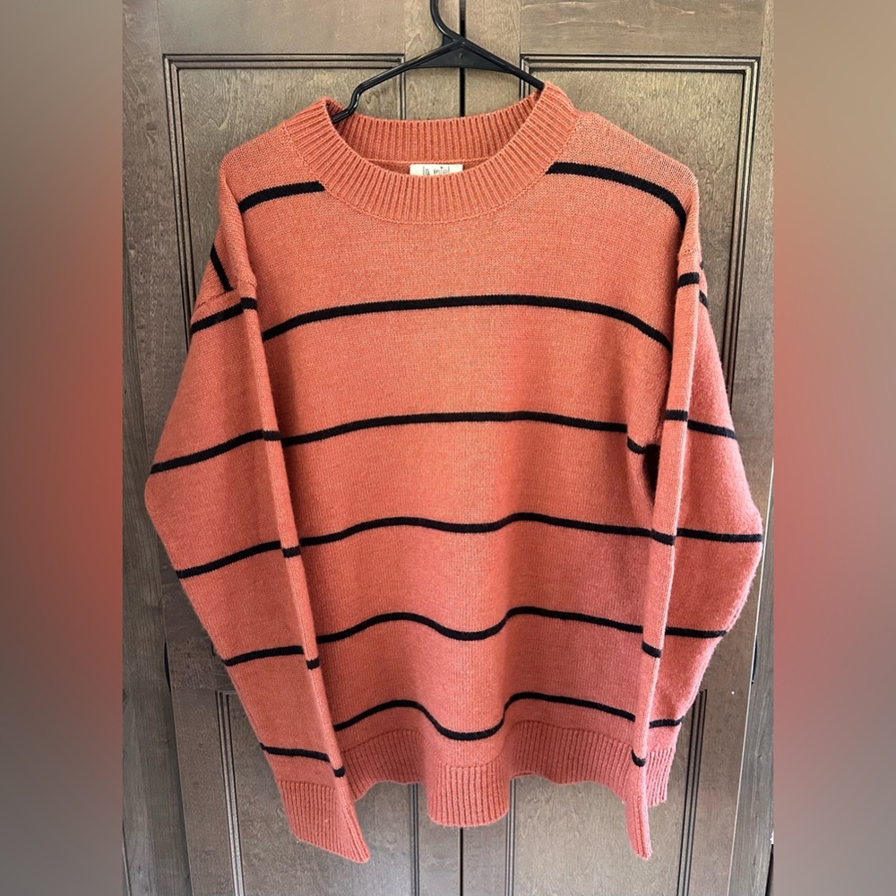 LA MIEL Crewneck Sweater in Coral and Black
Size Small
